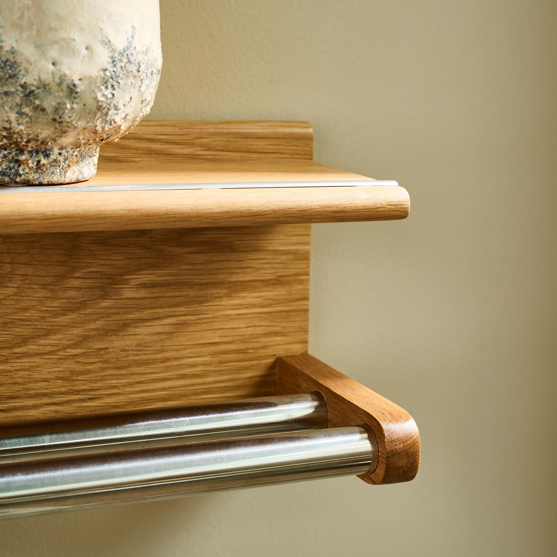 Wood II håndklædeholder i FSC certificeret egetræ, L75 cm